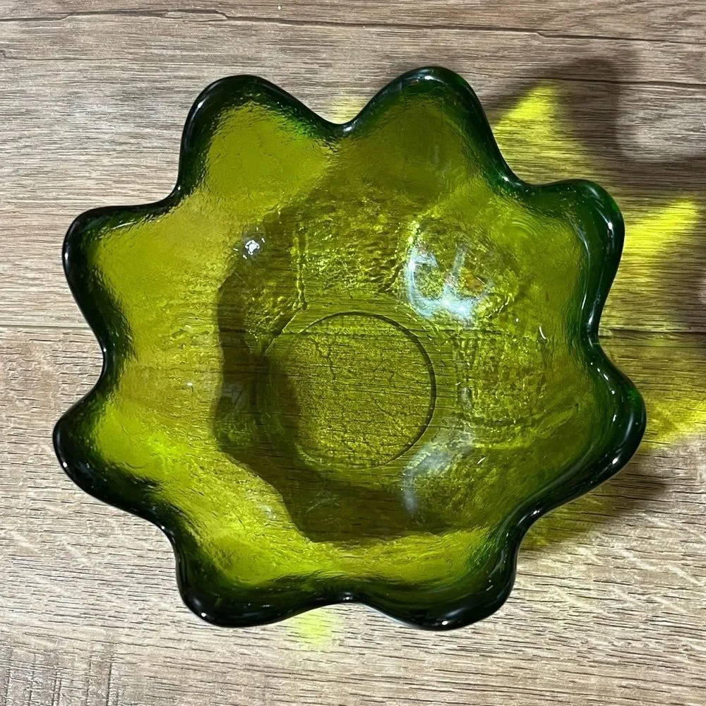 Blenko Glass‎ Clover Green 8 Petal Bowl 5.5